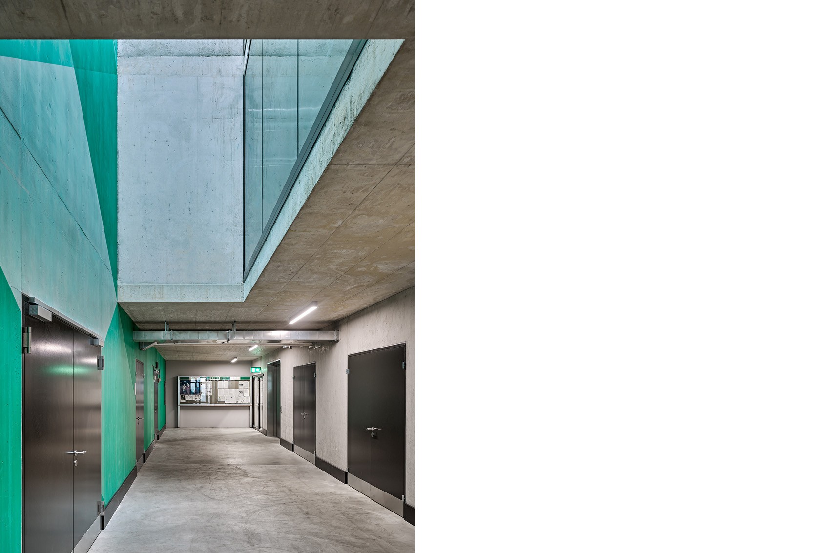 Natürlich belichteter Erdgeschosskorridor im Servicegebäude (© Roger Frei, Zürich)